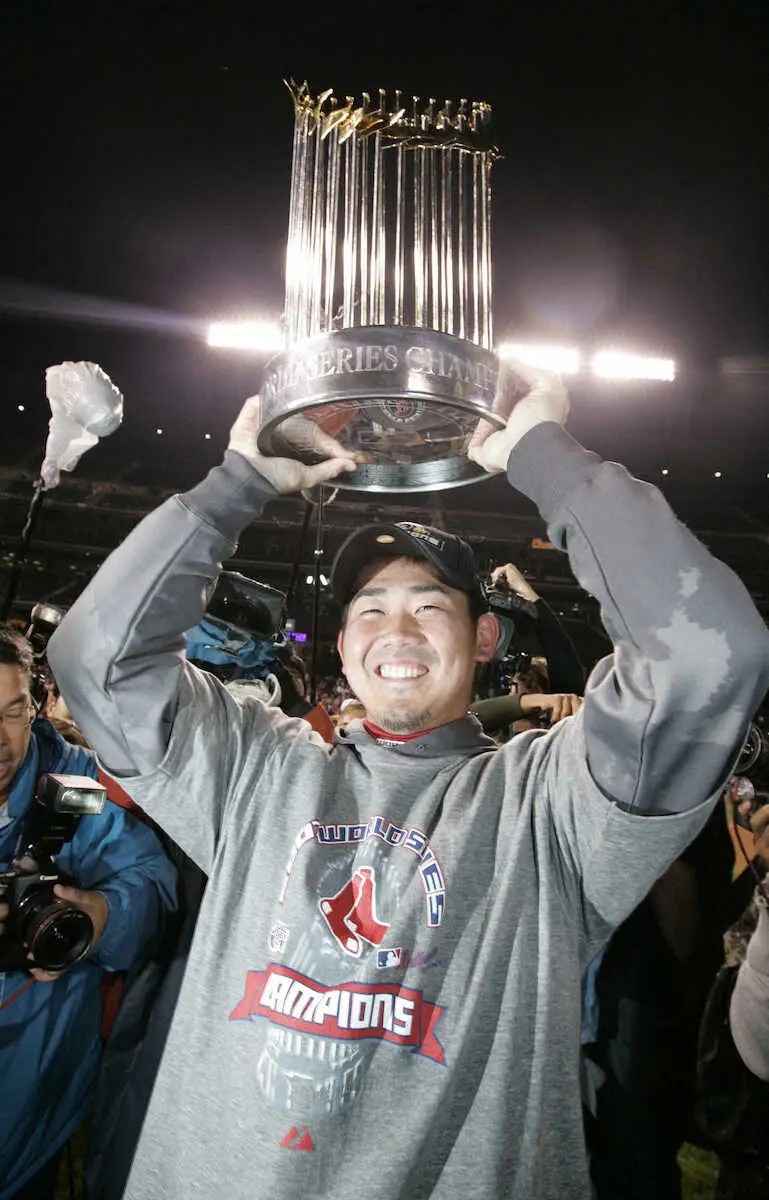 07年、ワールドシリーズで優勝しトロフィーを掲げるレッドソックス