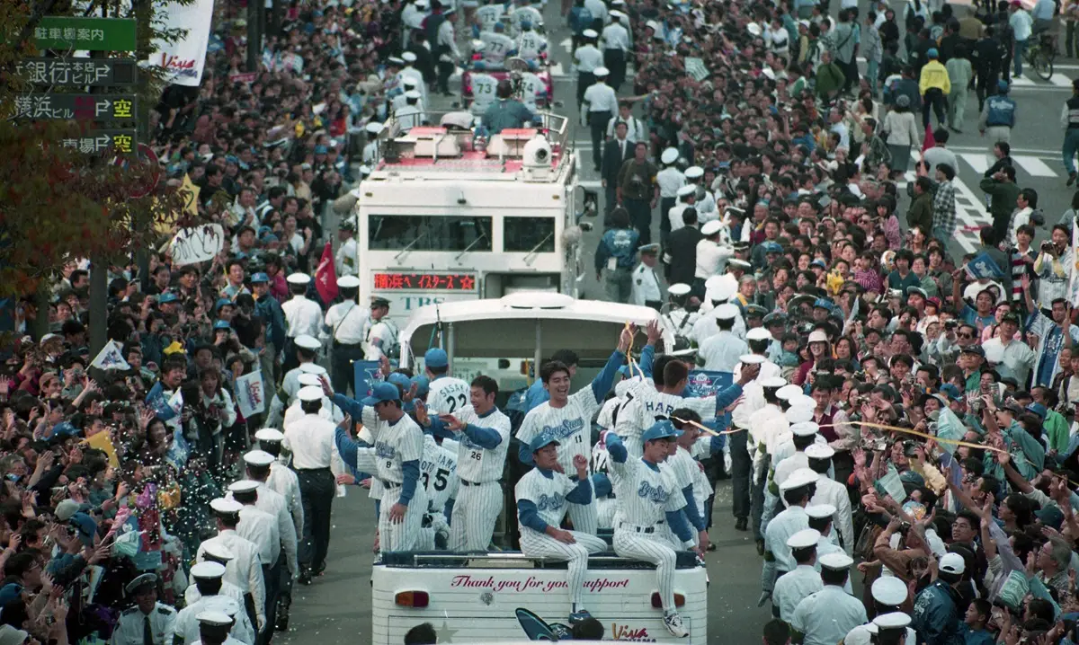 人、人、人…。1998年11月3日、40万人が集まった横浜ベイスターズの日本