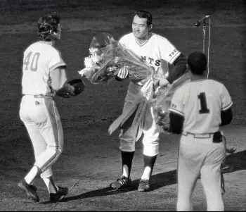 74年、長嶋茂雄（中央）の引退試合で花束を渡す大島さん（左）。背番1