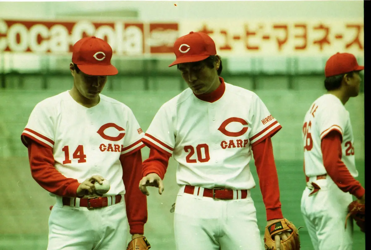 球種の握りを確かめ合う北別府学（右）と津田恒実（89年撮影