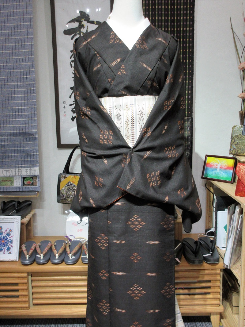 2018年 美しいキモノ冬号掲載 重要無形文化財指定「久米島紬」