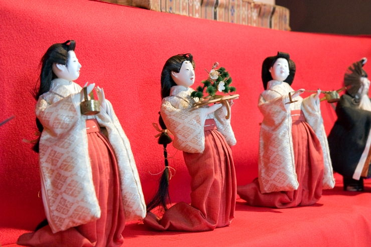 ひな祭り】ひな人形の三人官女の並べ方は？役割や持ち物についても
