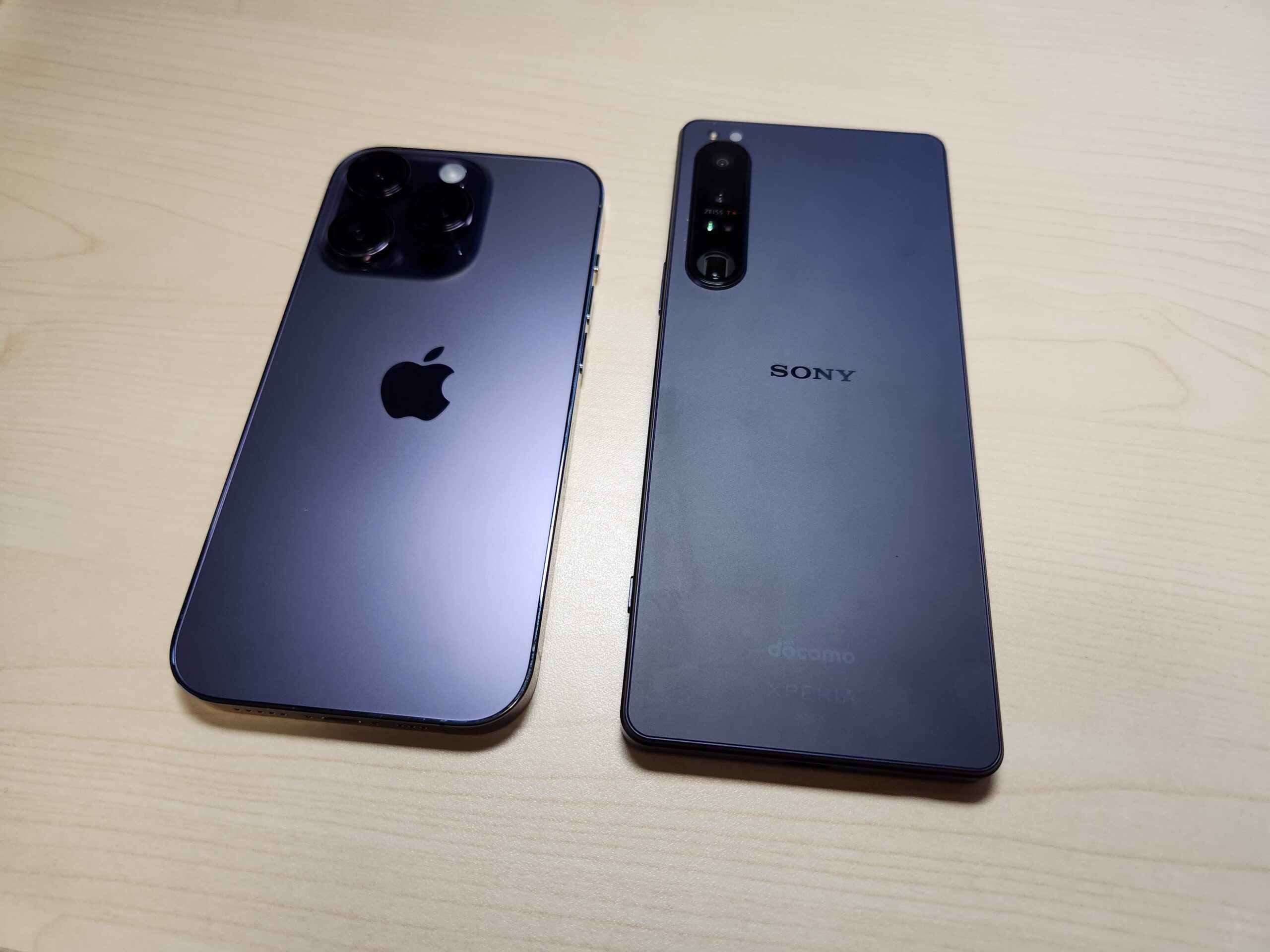開封の儀】iPhone 14 Proのディープパープルの質感は、Xperia 1 IVと