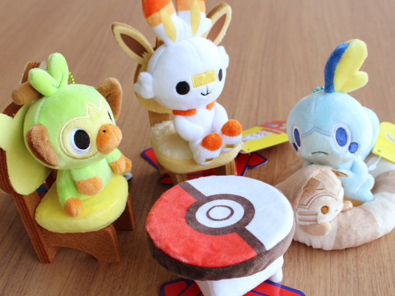 大人気「POKÉMON DOLLS」にサルノリ・ヒバニー・メッソンが仲間入り