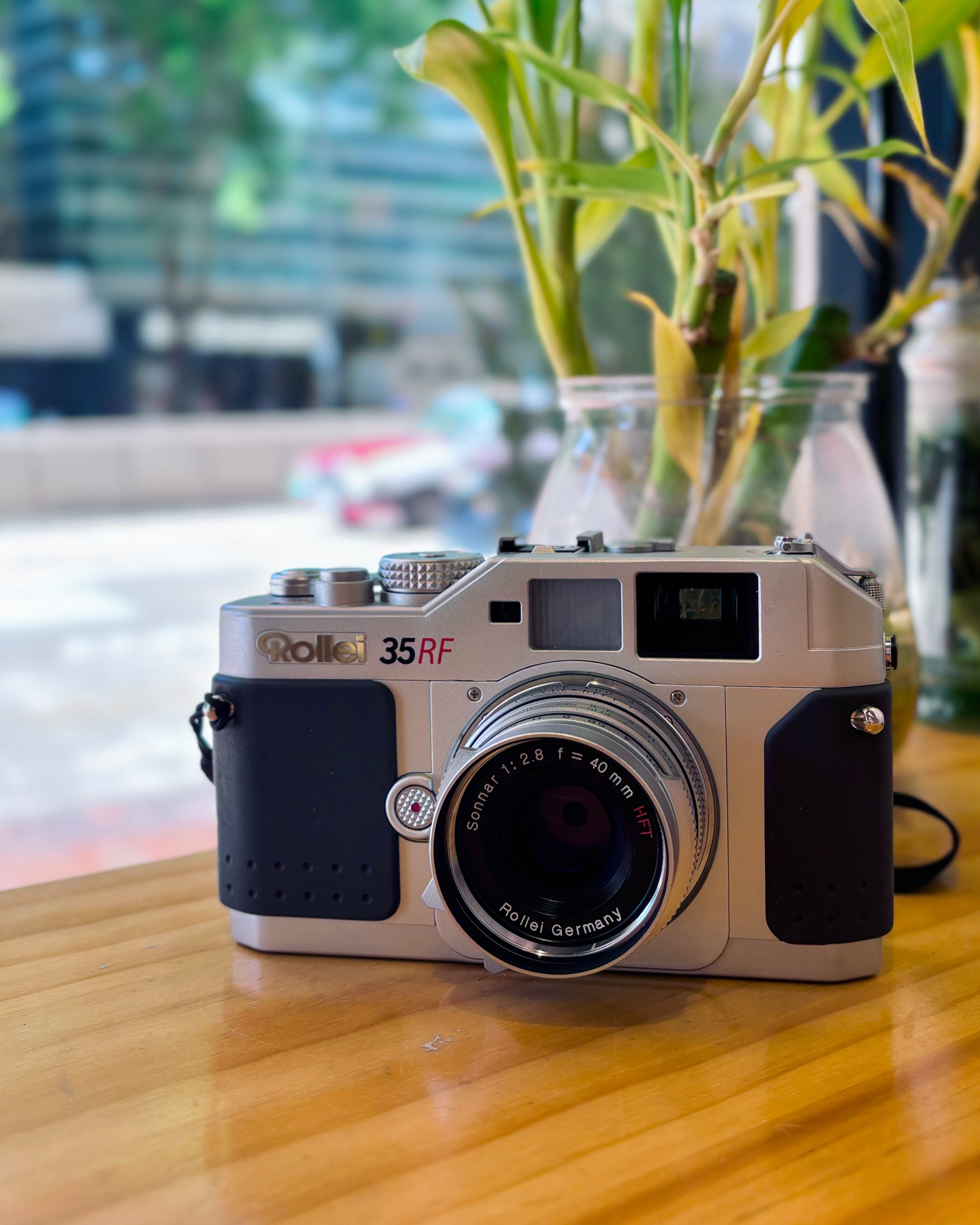 Rollei 35 RF w/ Rollei Sonnar 40mm f2.8 | Hong Kong street photo