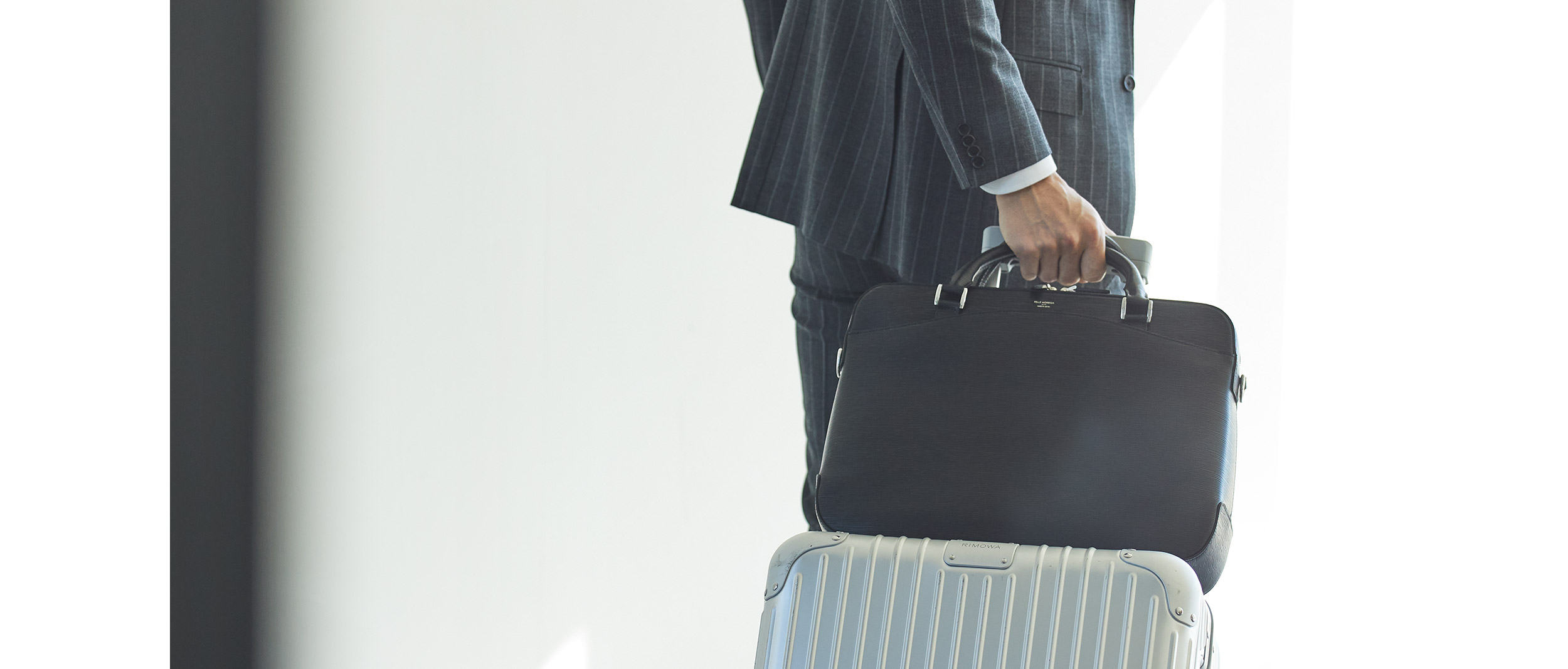 スーツスタイルを格上げするブリーフバッグ