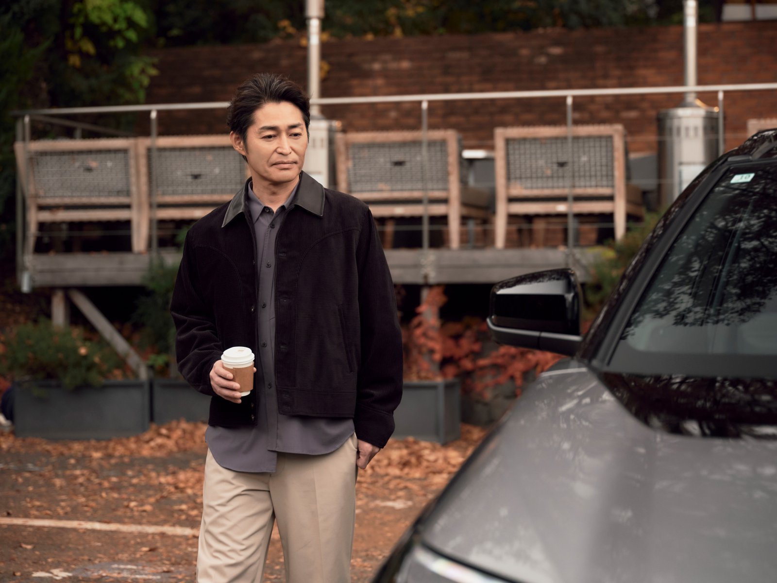 安田顕の心をほどき、モードを切り替える朝。トヨタ「bZ4X」とともに