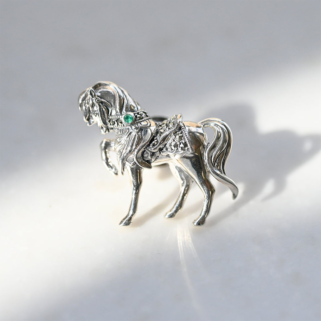 SV エメラルド クイーンズポニー ピンブローチ – 碌山ショップ