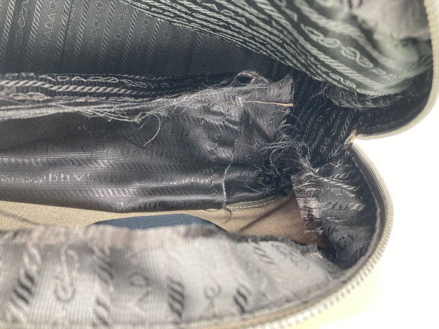 内張りがほつれたプラダのバッグの最適な修理方法を大公開！ | REFINE