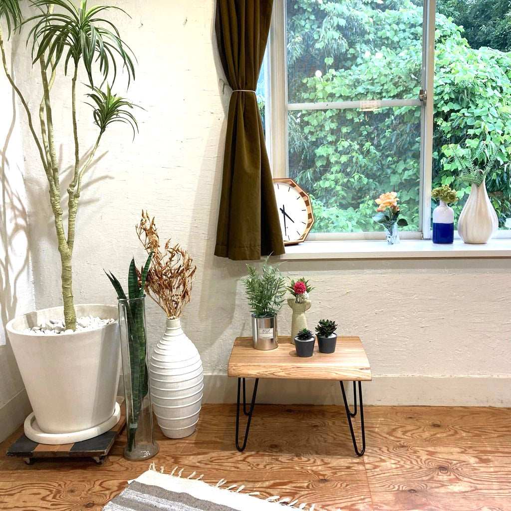 不要になった古いニレ無垢材のベンチから作った サイドテーブル