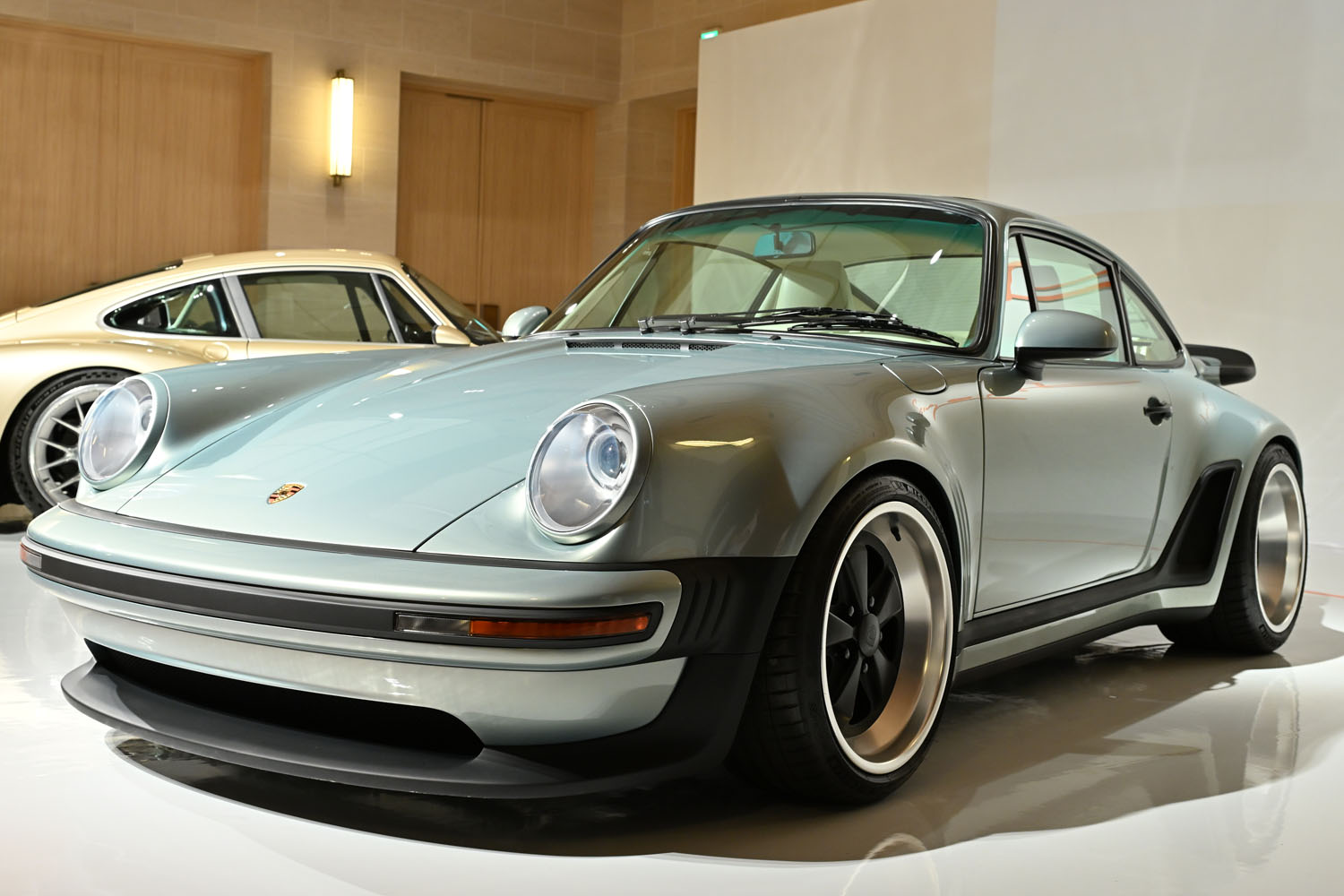 964型「ポルシェ911」のレストアを手がけるシンガーがコーンズと