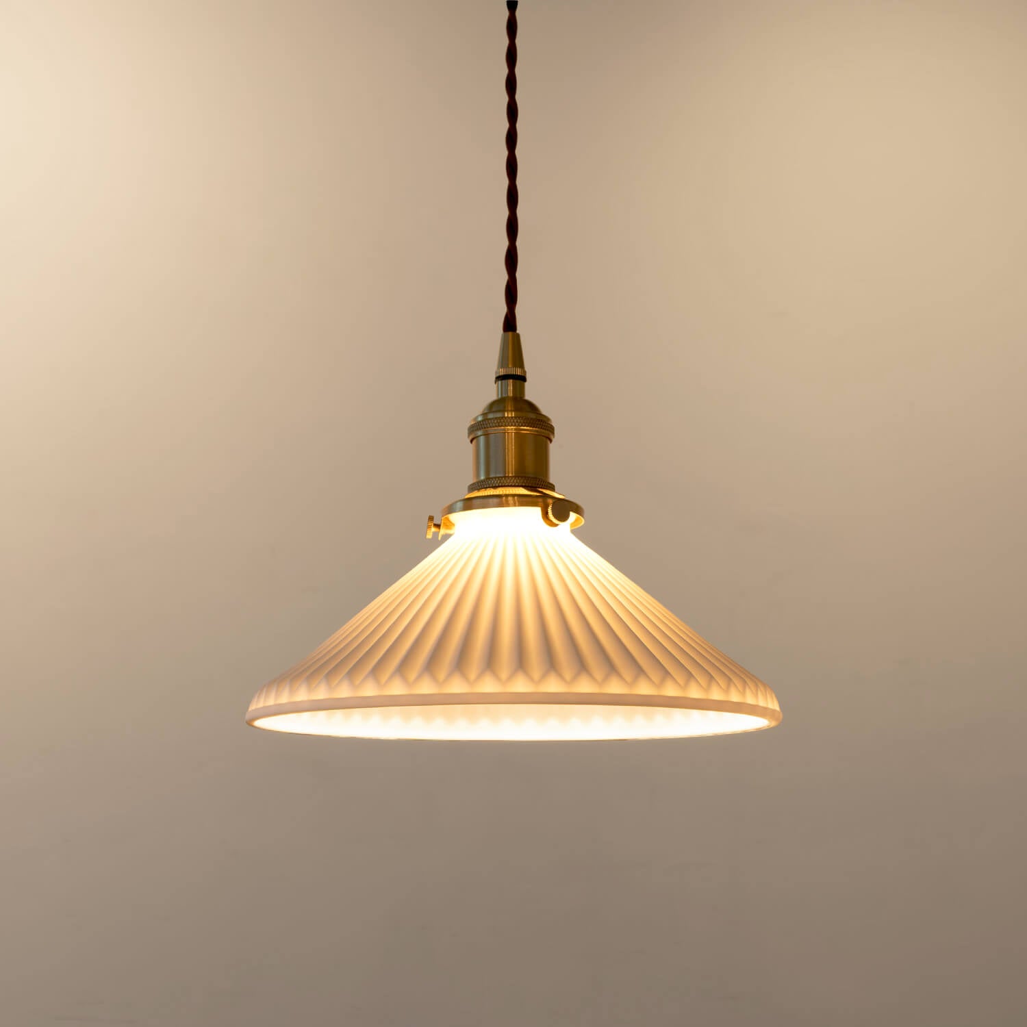 レトロな陶器シェードと真鍮ソケット照明 - パルラペンダントライト