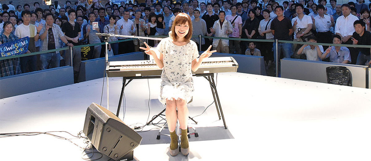 川嶋あいさんラゾーナ登場 デビュー15周年でライブ | 川崎区・幸区