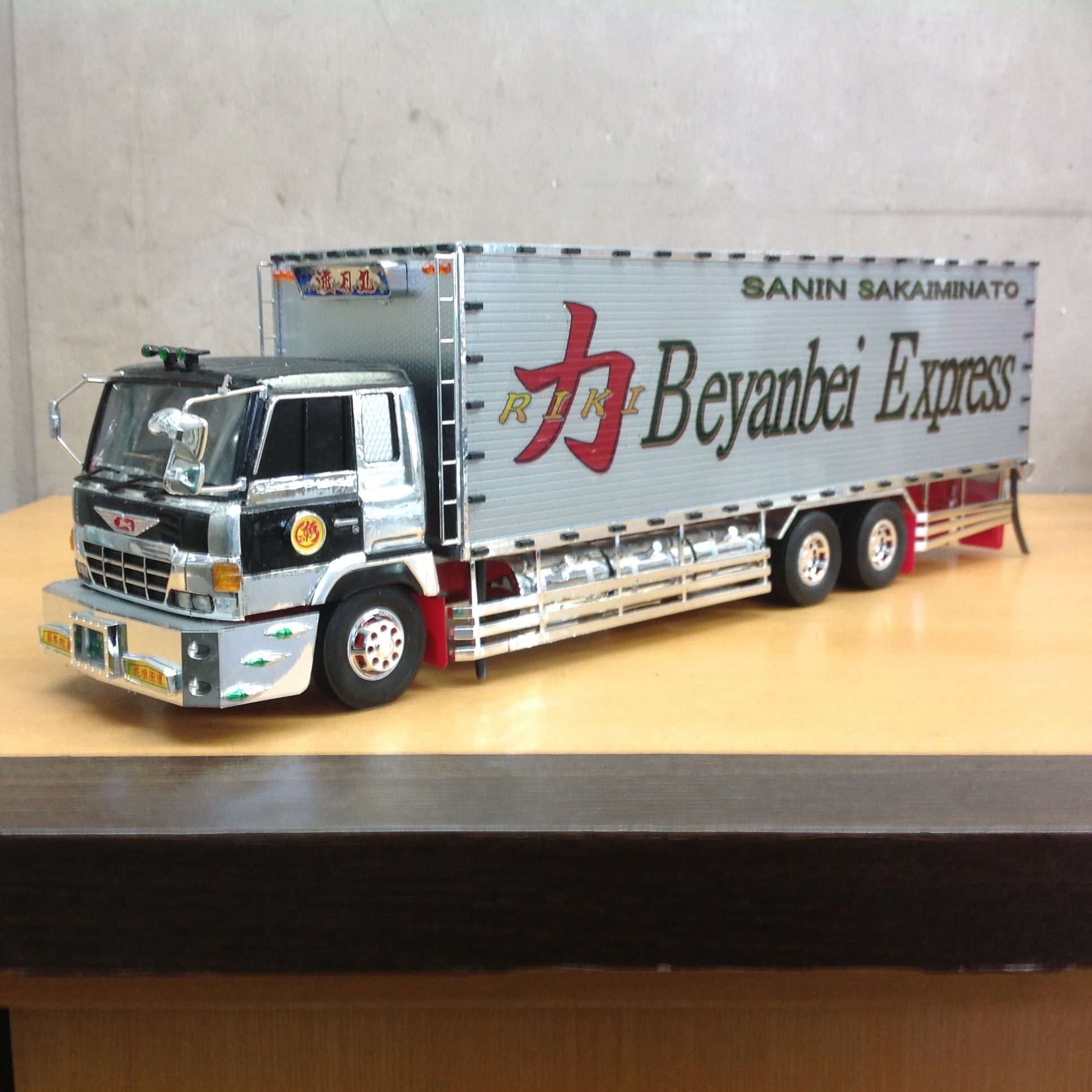 日野スーパードルフィンのプラモデル | 店舗おススメ情報 | タイヤ館