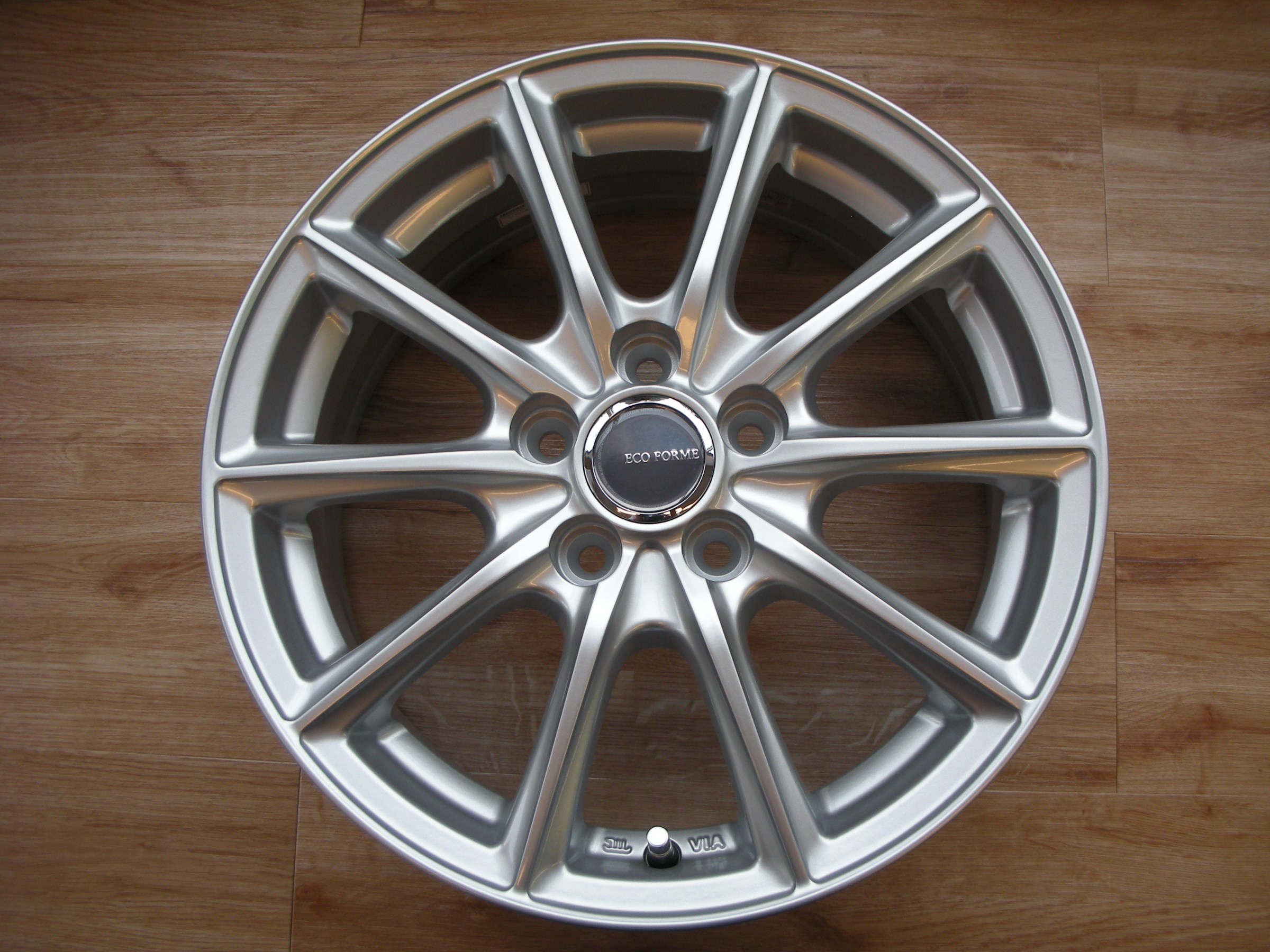 エコフォルムSE-15とCRS15 | 店舗おススメ情報 | タイヤ館 入間（埼玉県）