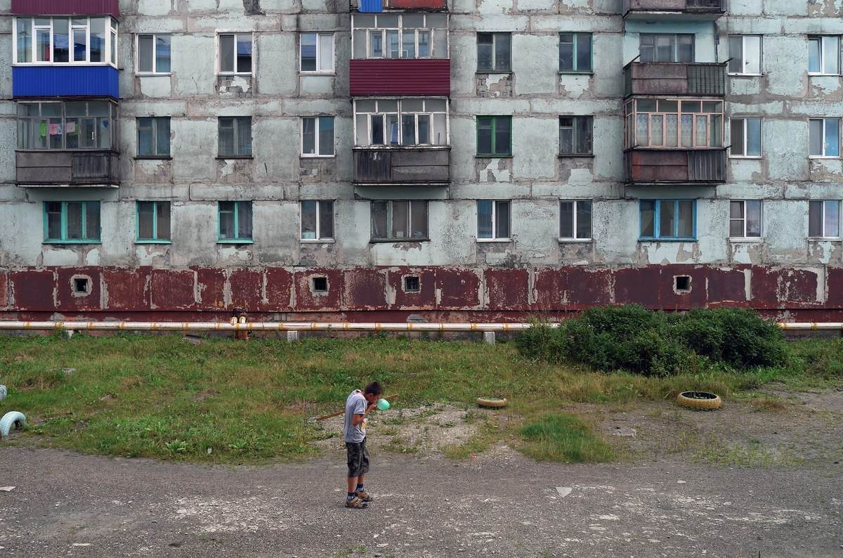 奈良美智 「Sixteen springs and sixteen summers gone—Take your time