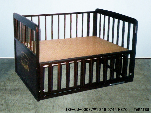 濃茶色木製ベビーベッド – 高津装飾美術株式会社