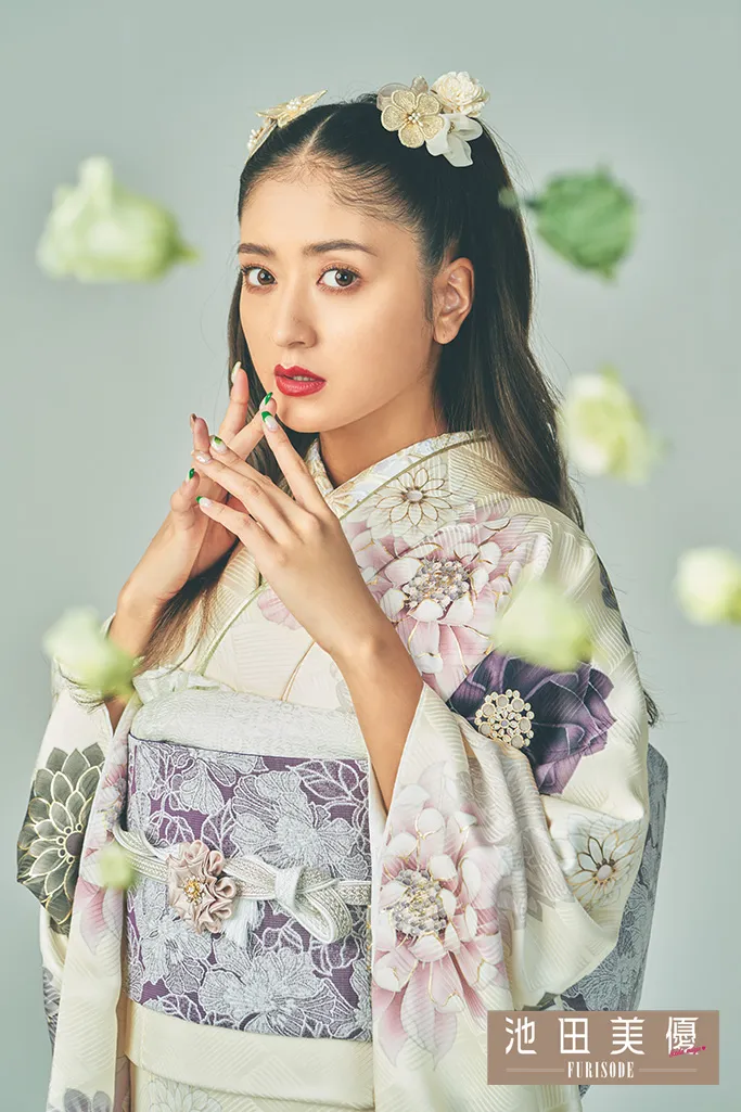 池田美優(みちょぱ)振袖 クリーム/淡い色 牡丹柄 くすみカラーガーリー