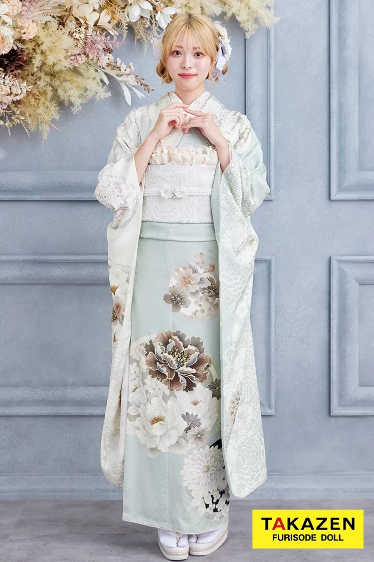 くすみカラーの振袖｜成⼈式の振袖レンタルならTAKAZEN、世界