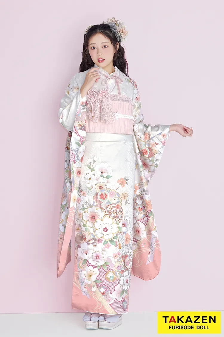 クリーム色の振袖｜成⼈式の振袖レンタルならTAKAZEN、世界⼀かわいい