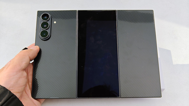 サムスンの3つ折りスマホ「Galaxy Z TriFold」実機を触ってきた
