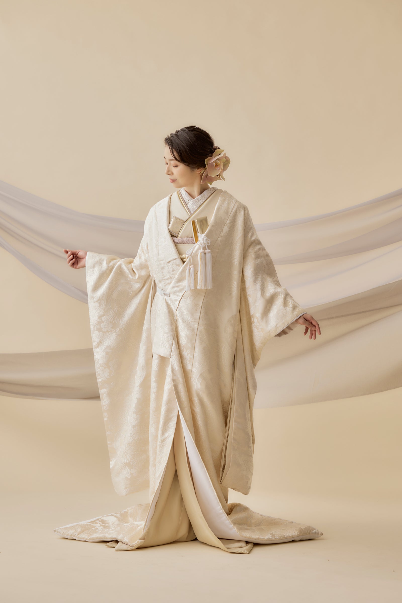 白無垢 打ち掛け御所車に草花Y 色打掛・白地花車｜白無垢・色打掛