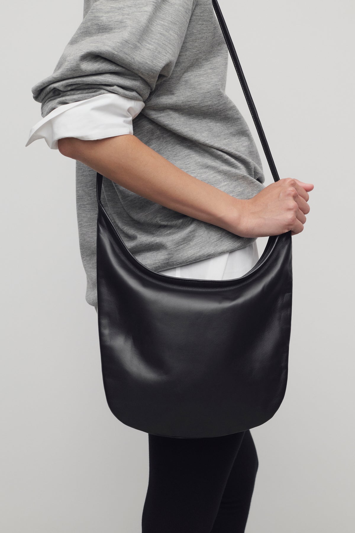 N/S Izzy レザー製バッグ Black – The Row