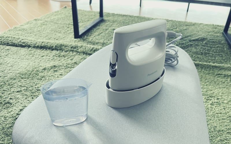 パナソニック 衣類スチーマー NI-FS70A』レビュー、大容量なのに軽量