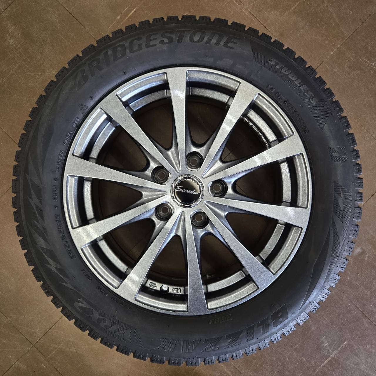 16インチ 未使用スタッドレスタイヤ ブリヂストン ブリザック VRX3 195