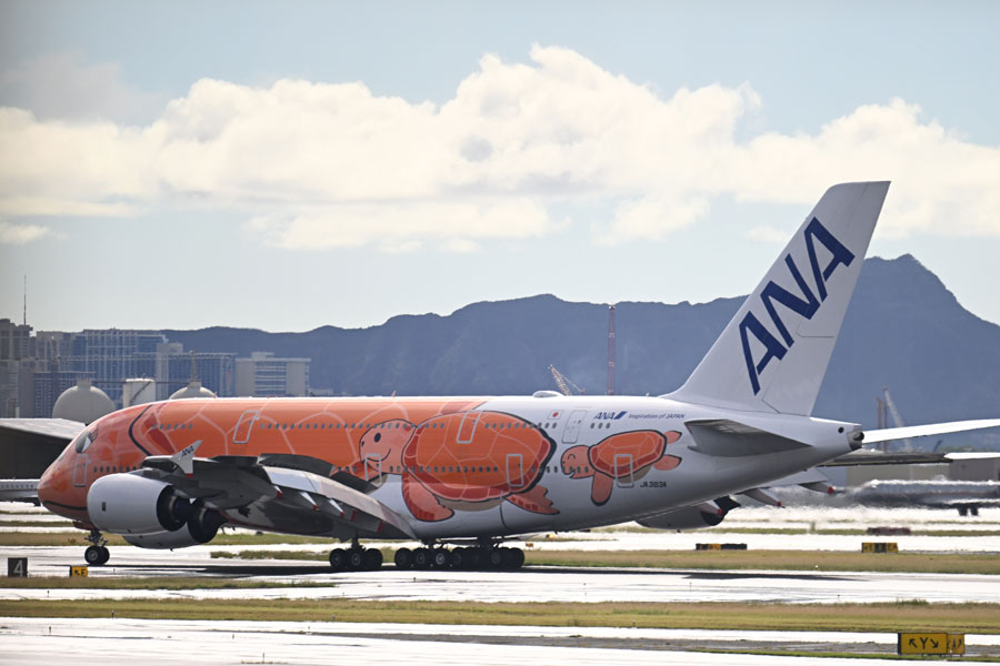 ANAの「フライングホヌ」3号機初便、ホノルルに到着 - TRAICY