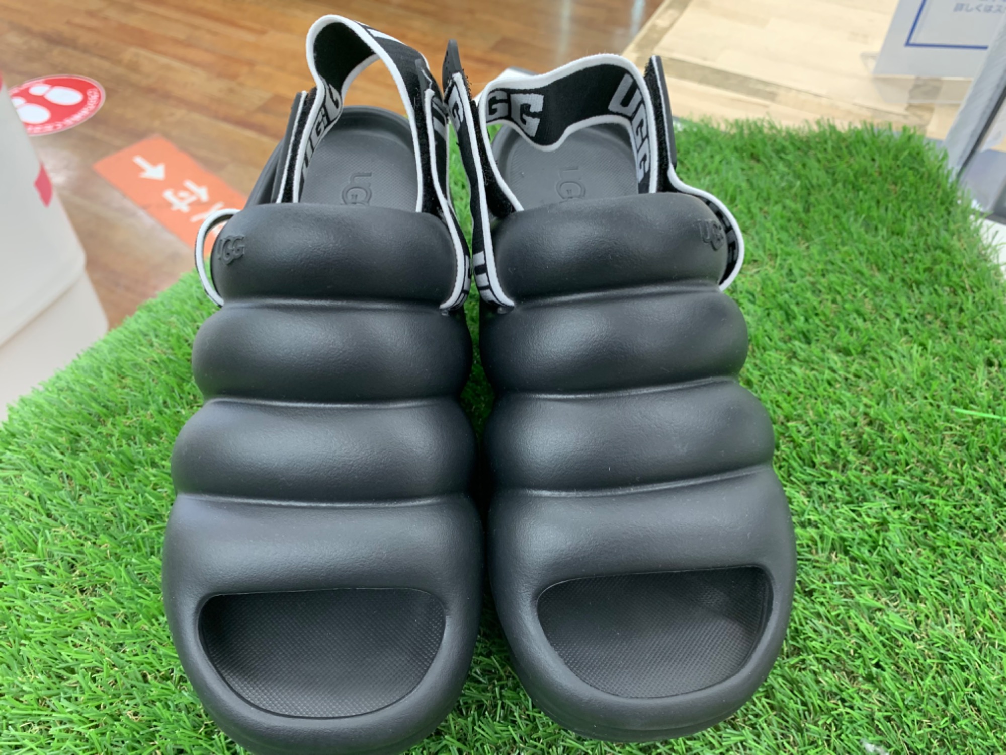 UGG(アグ) 厚底サンダル Aww Yeahをご紹介いたします!!｜2024年07月25