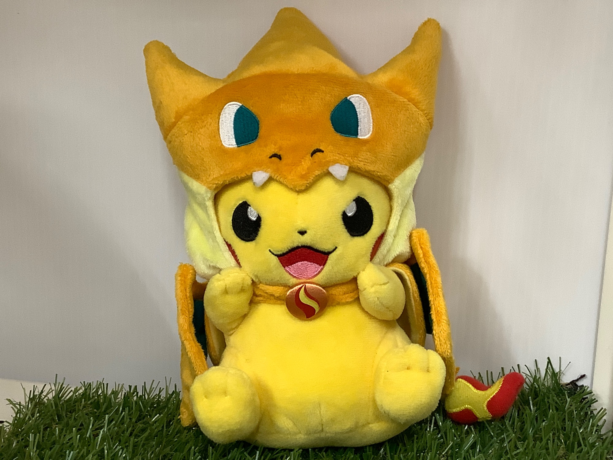 ポケモンセンター限定！メガリザードンYのポンチョを着たピカチュウの