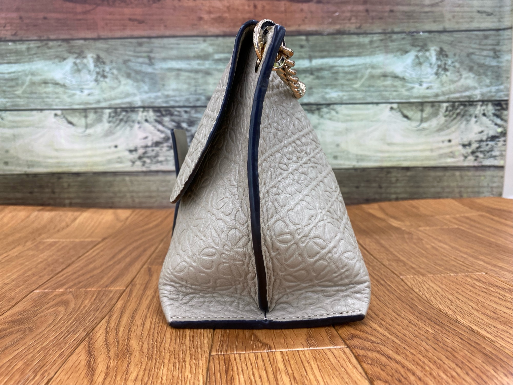 LOEWE】 チェーンショルダーバッグ アベニュー・アナグラムのご紹介