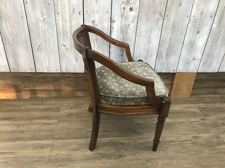 Karimoku（カリモク）】アンティークデザインの肘掛椅子（コロニアル