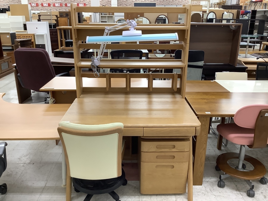 学習机や学習椅子大量展示中！浜本工芸やIDC大塚家具の商品も沢山