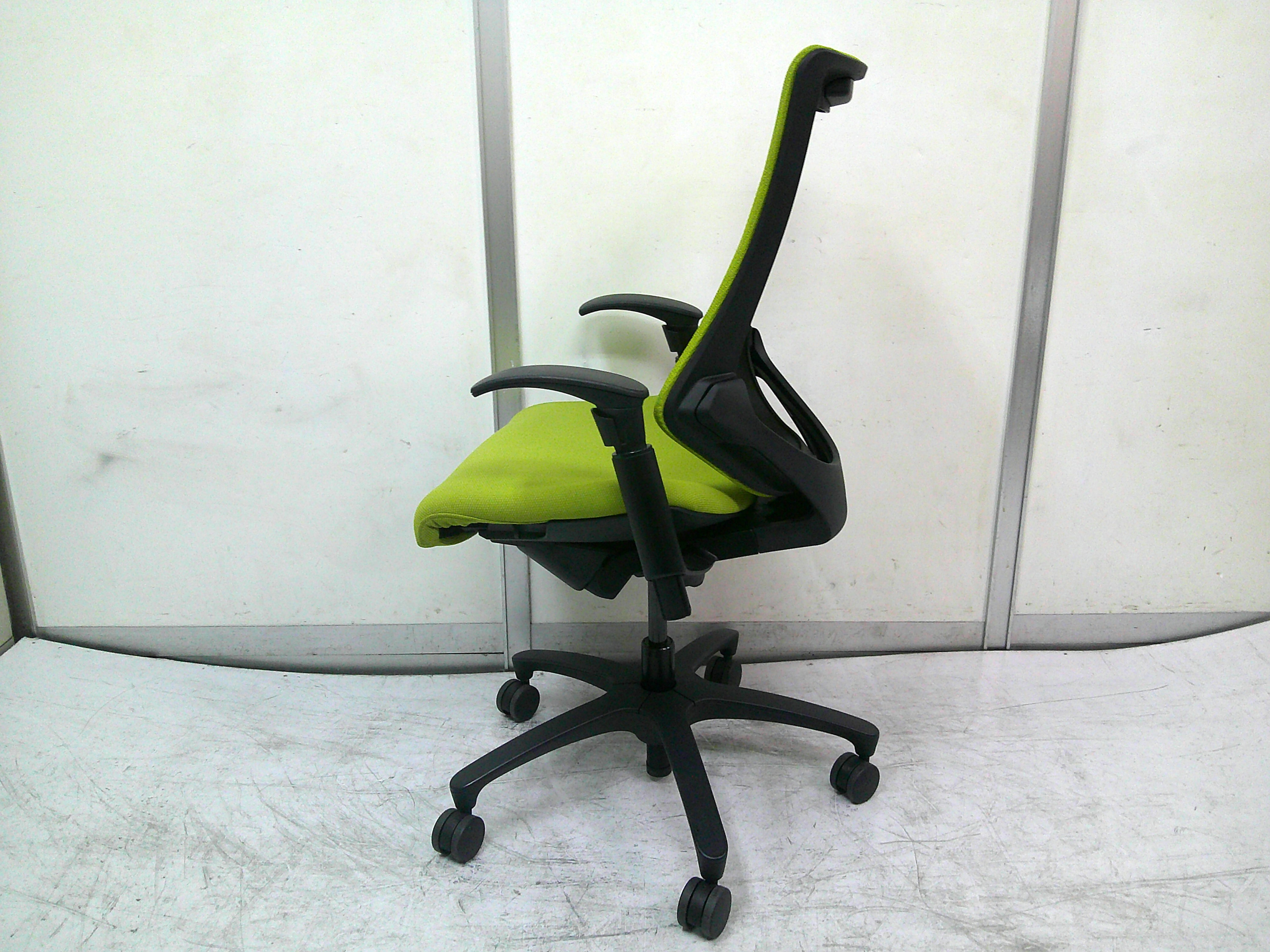 イトーキ エフチェア メッシュバック モスグリーン ハイバック 可動肘