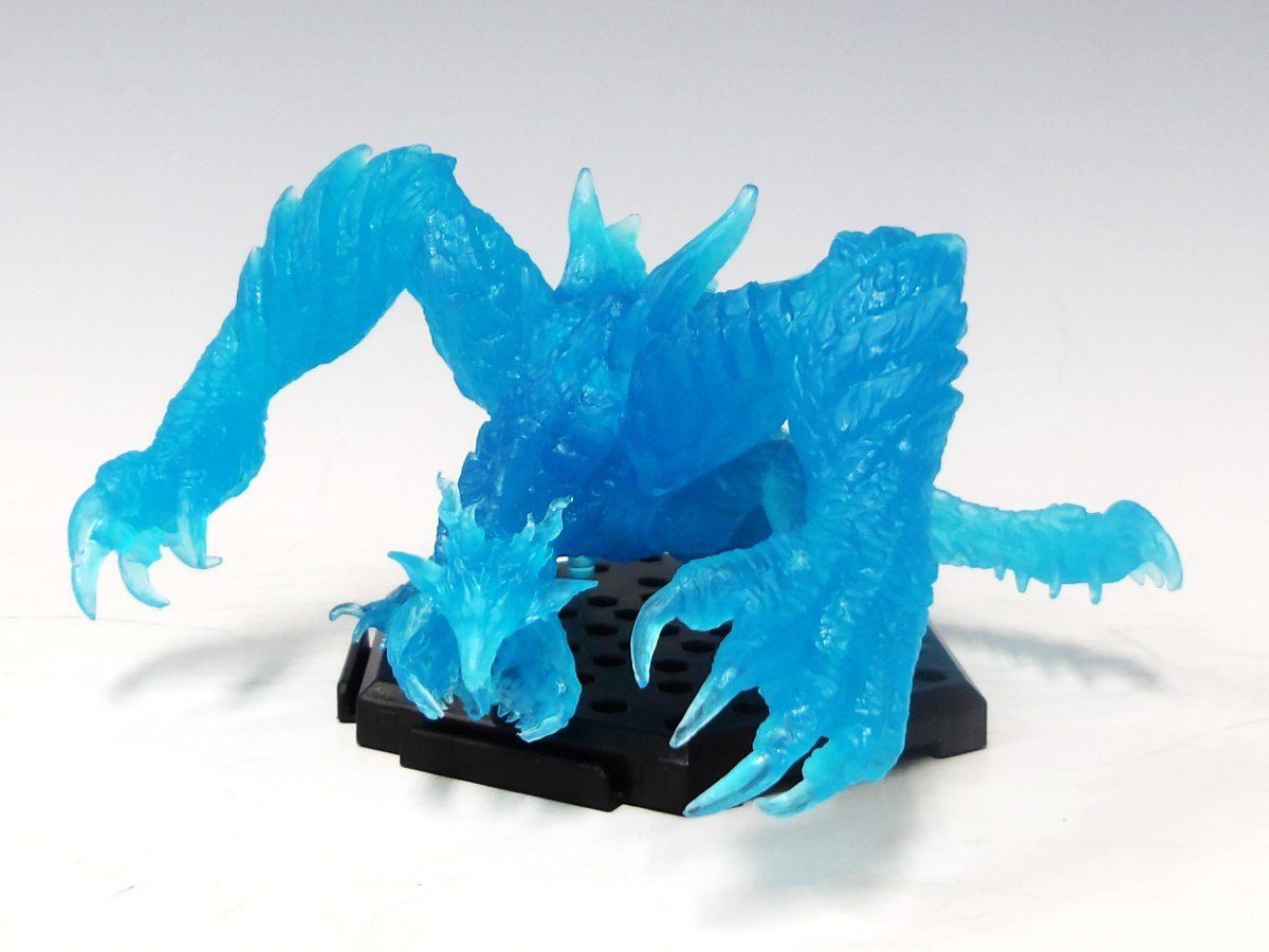 机の上でモンハンNOW‼『モンスターハンター スタンダードモデル Plus