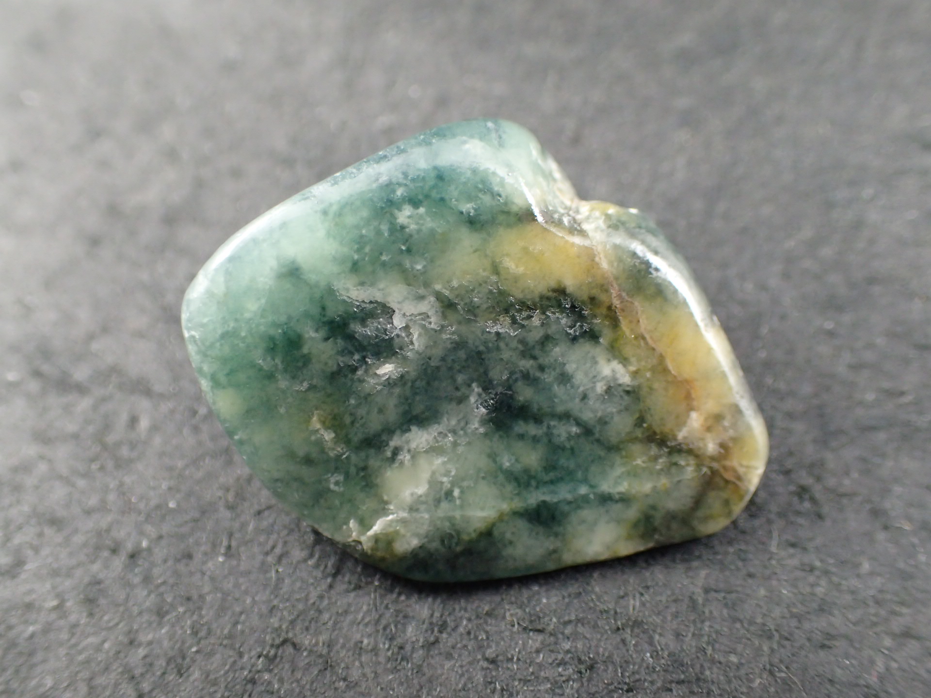 糸魚川 翡翠原石 緑 アイス 糸魚川 翡翠原石 緑 アイス