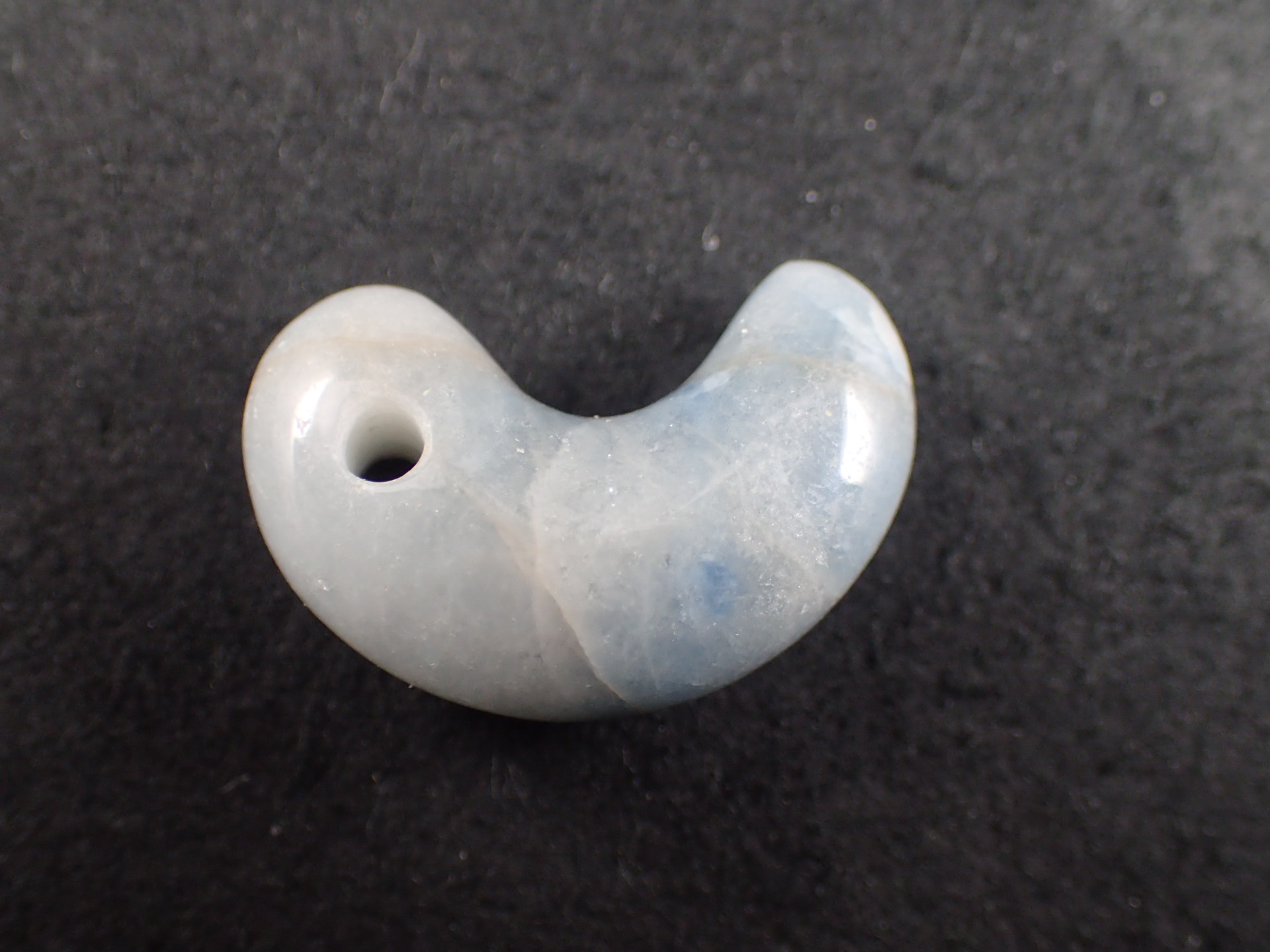 最高品質ブルー糸魚川翡翠 勾玉 新潟県糸魚川市小滝入コン沢 産 ｜石の