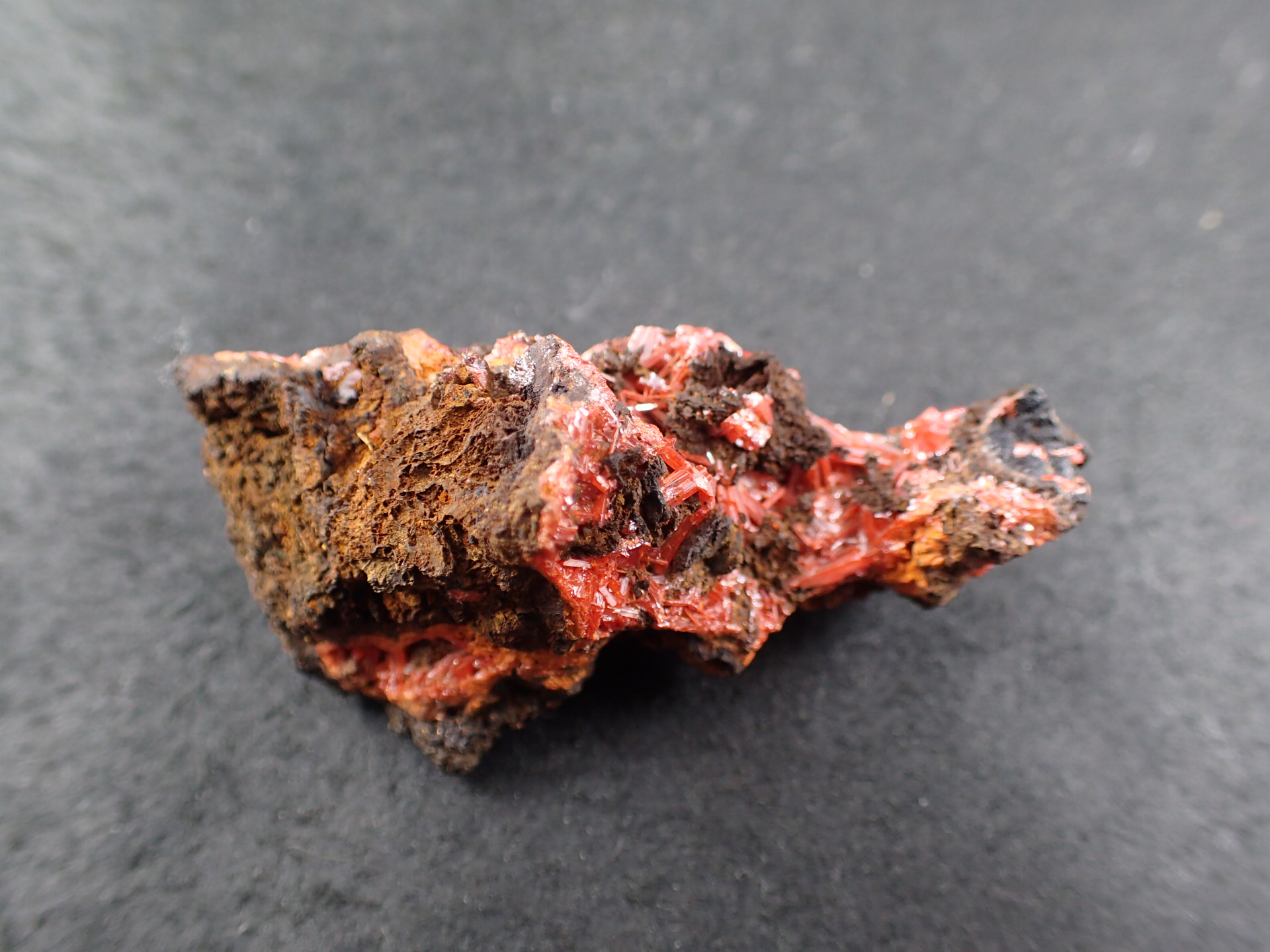 最高品質紅鉛鉱（(Crocoite)クロコアイト、PbCrO₄)) Adelaide Mine