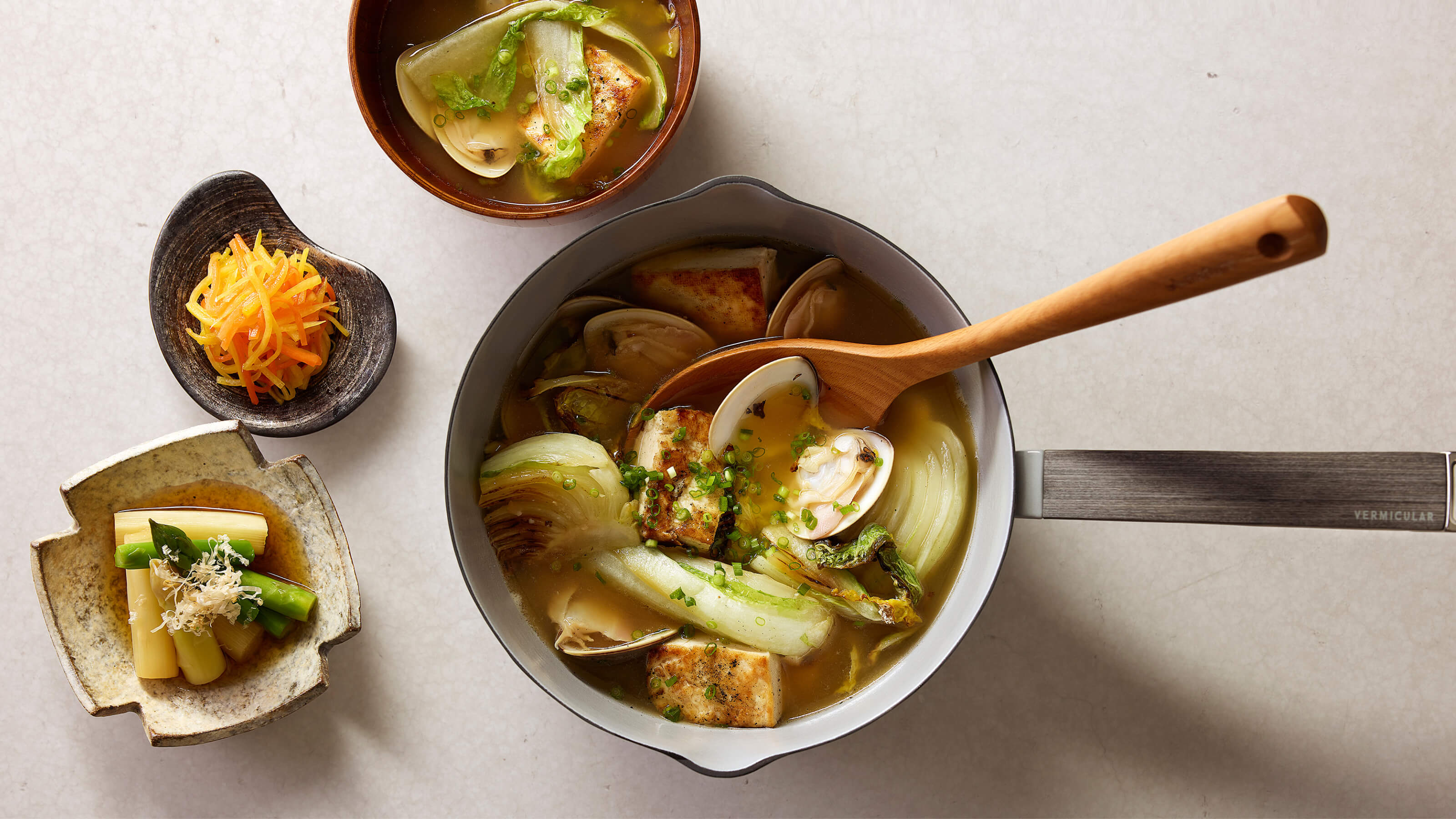 素材を焼き、煮炊きを極める。鋳物ホーロー製の雪平鍋 バーミキュラ