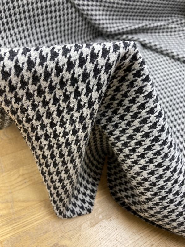 生地：千鳥格子柄ウール綿ジャガードニット（グレー／黒） - 日暮里