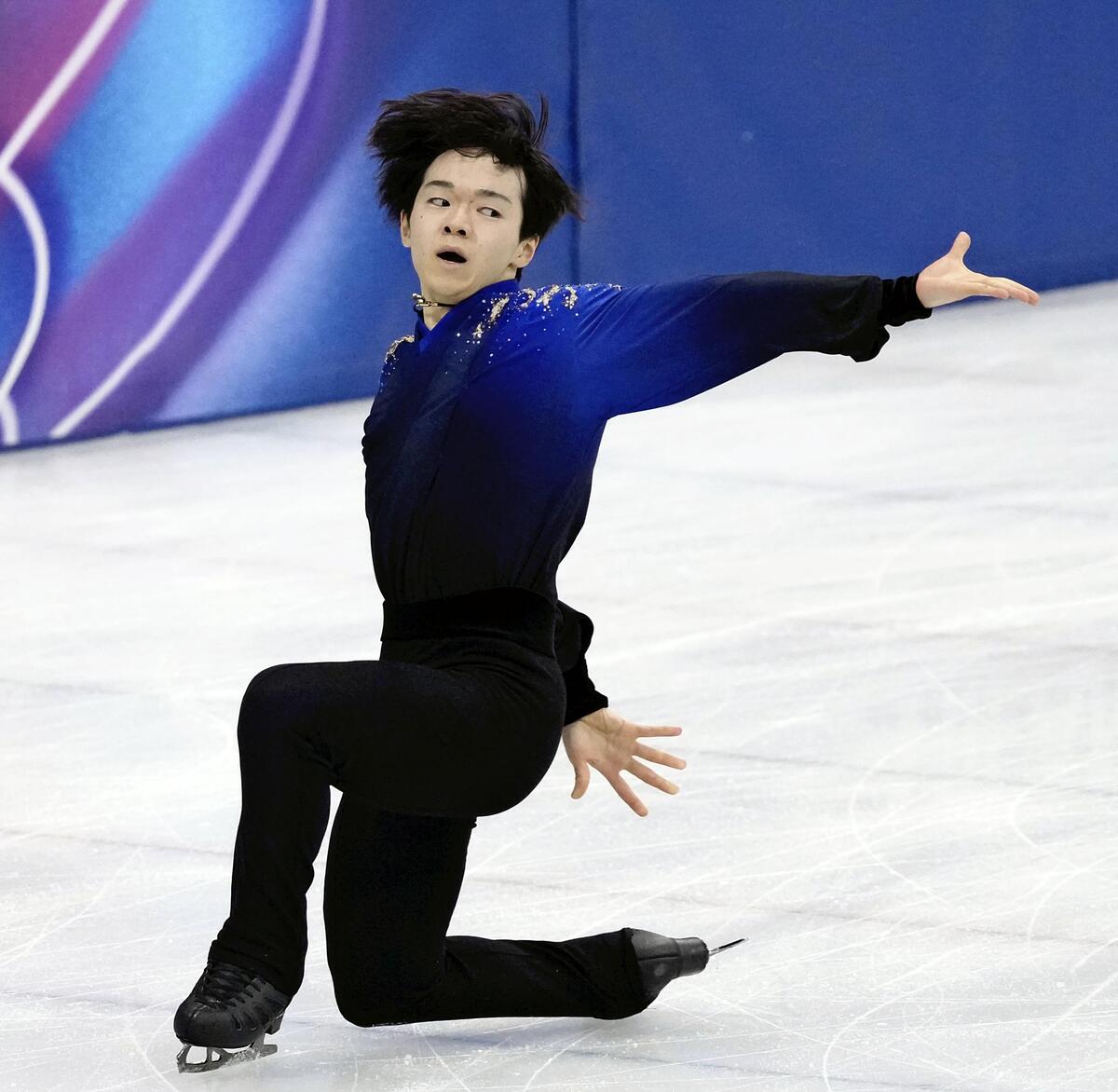 オリンピック :鍵山優真、隣の佐藤駿を揺さぶり「メダルだよ