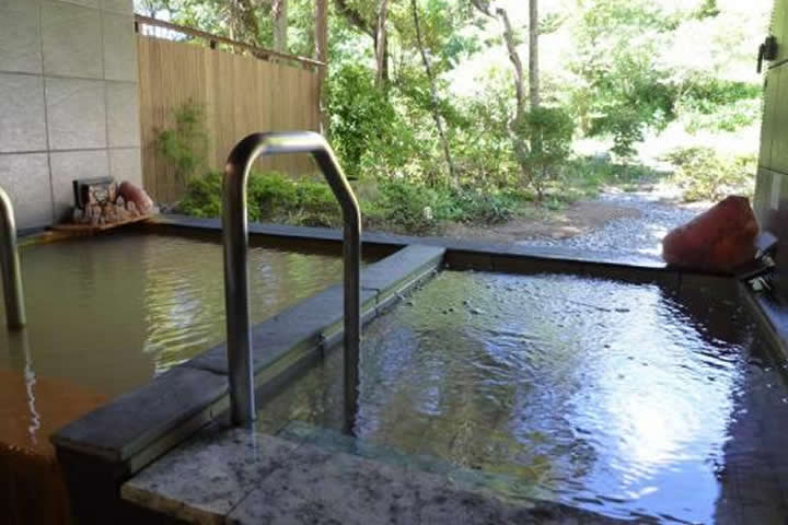 増富ラジウム温泉 不老閣 ― 日本有数のラジウム泉が湧く増富温泉郷の