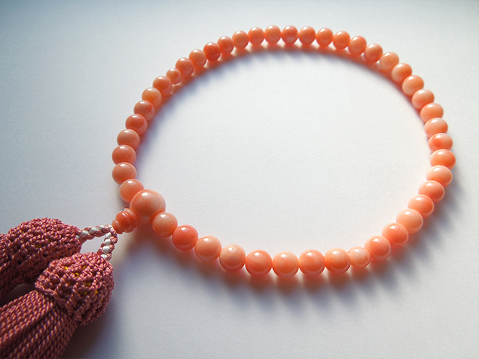 深海珊瑚Aカラー(細)片手数珠薄紅二五房共仕立 お数珠の安田念珠店へ