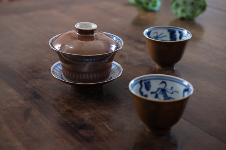 民國醬釉內青花魚澡紋蓋碗| 二寬堂