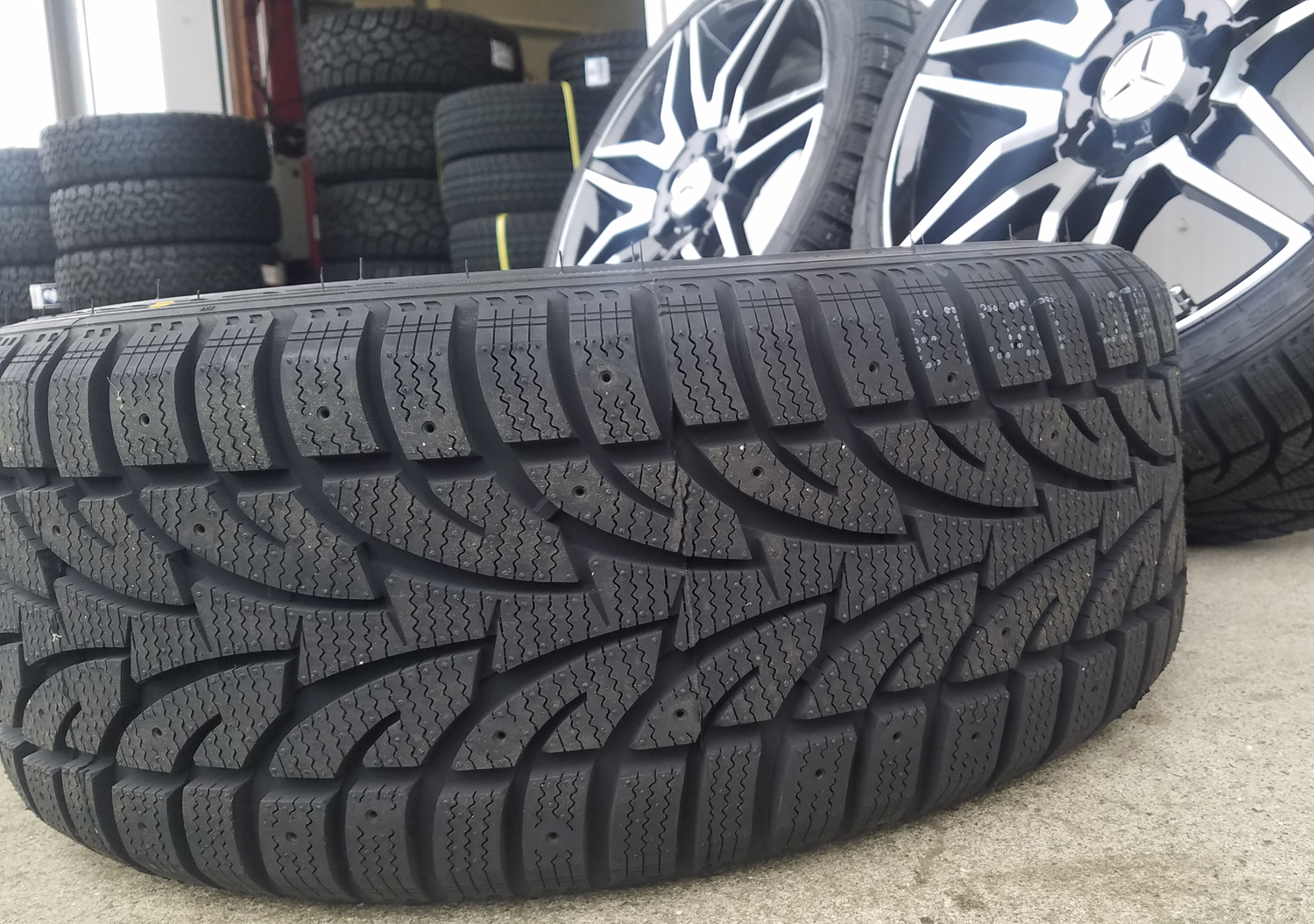 ベンツ CLAクラス C117 スタッドレスタイヤホイールセット 18インチ