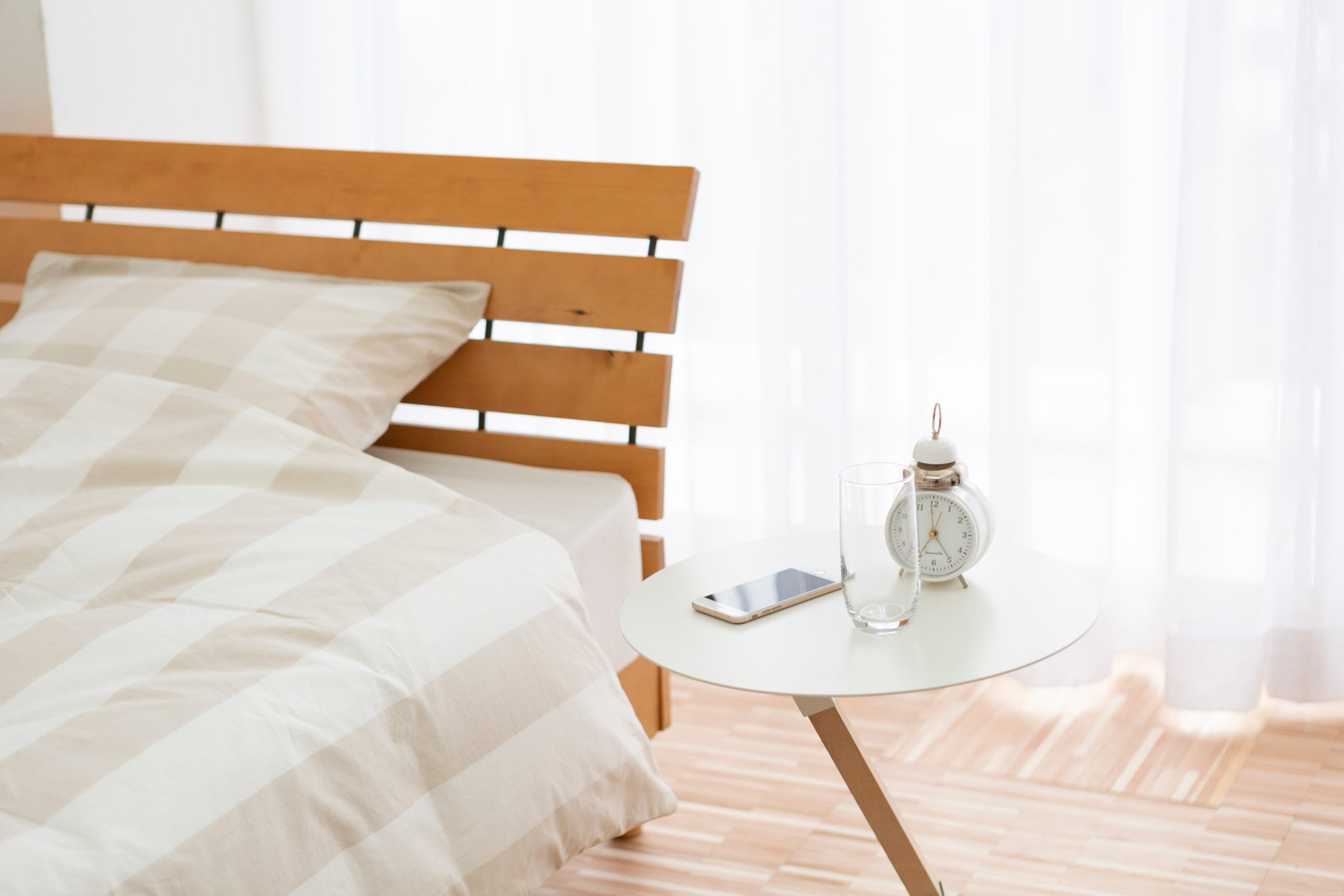 2026年】ベッド横サイドテーブルのおすすめ14選！便利な収納付きから