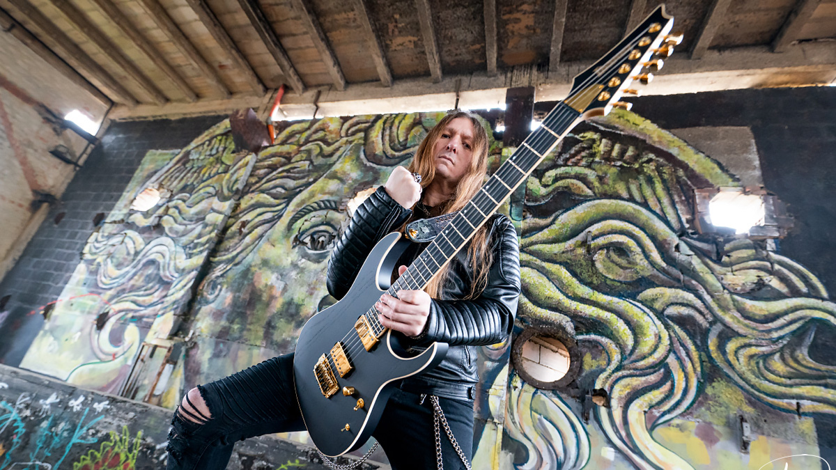 アルテミスのアンディ・マートンジェリが超絶メタルな最新ギター