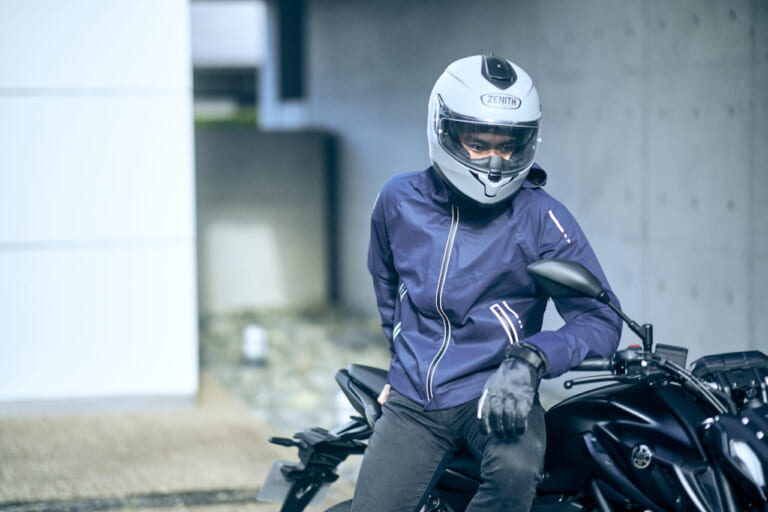 一着で急な雨天走行から街歩きまで快適! ワイズギアからスポーティな春